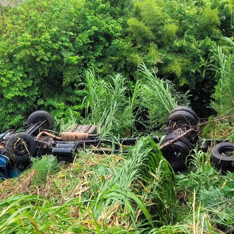 Caminhão perde o controle e capota em Guaranésia 