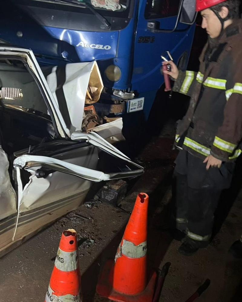 Motorista de 70 anos vai a óbito após colisão entre carro e caminhão em Nova Resende 