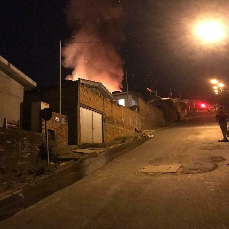 Em São Pedro da União, Bombeiros combatem incêndio em residência