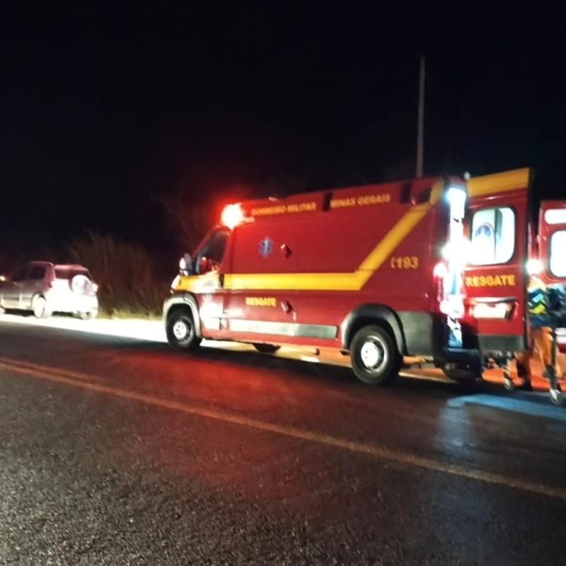 Motociclista de 39 anos fica ferido em colisão entre carro e moto na BR-491