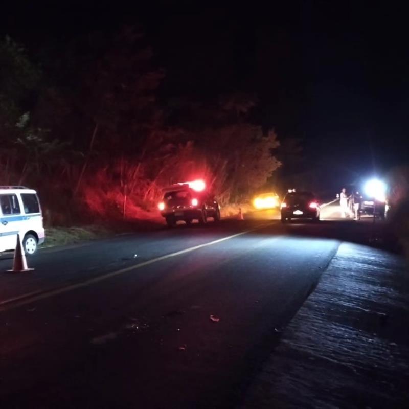 Motociclista de 39 anos fica ferido em colisão entre carro e moto na BR-491