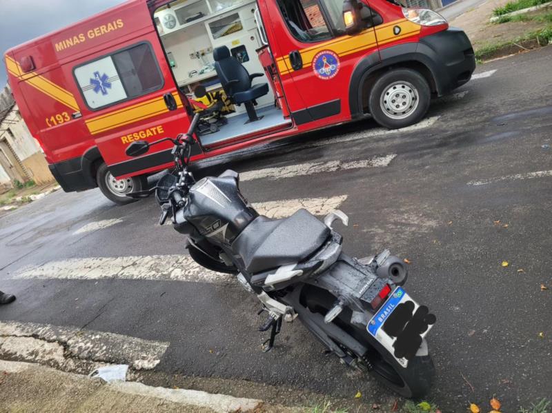 Colisão entre motocicleta e carro deixa rapaz de 21 anos ferido em Guaxupé   