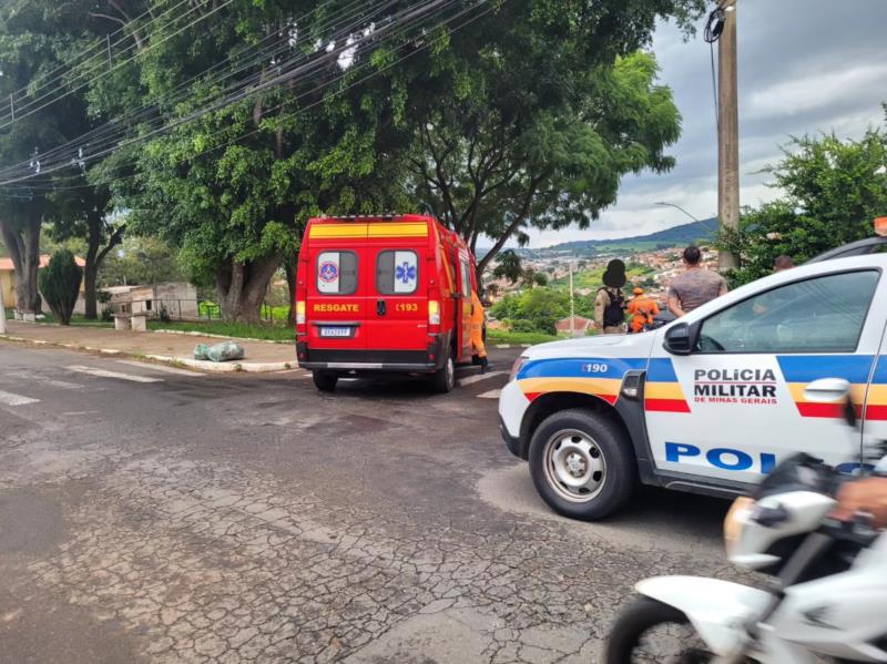 Colisão entre motocicleta e carro deixa rapaz de 21 anos ferido em Guaxupé   