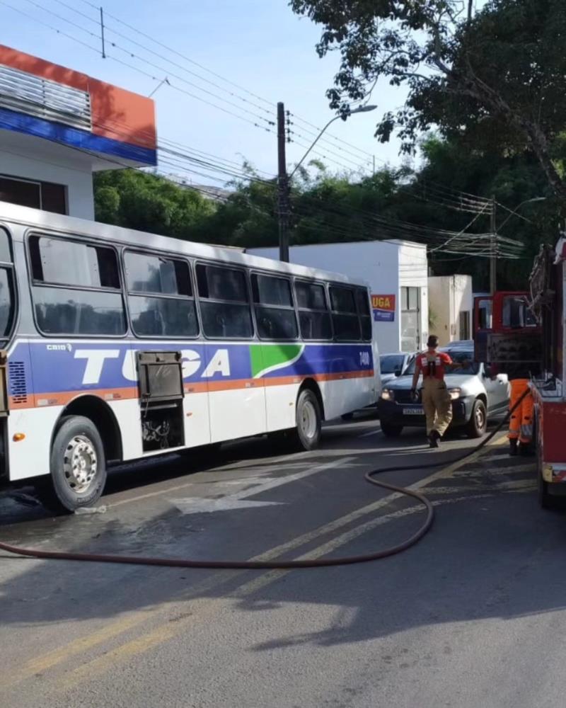 Incêndio atinge ônibus no centro de Guaxupé 