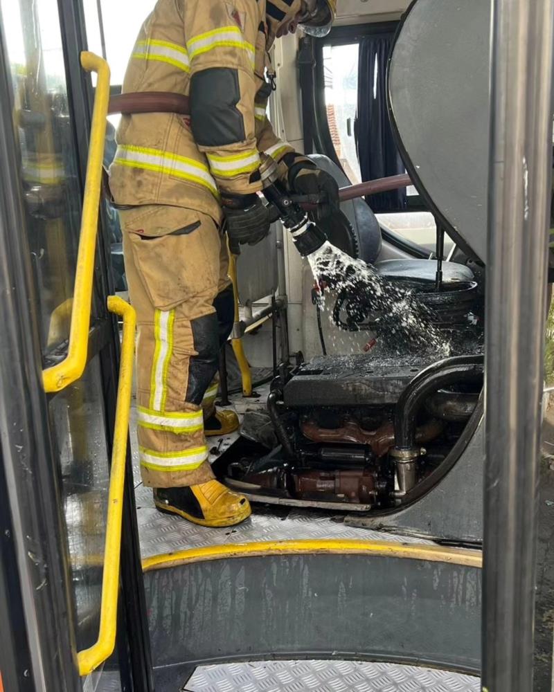 Incêndio atinge ônibus no centro de Guaxupé 