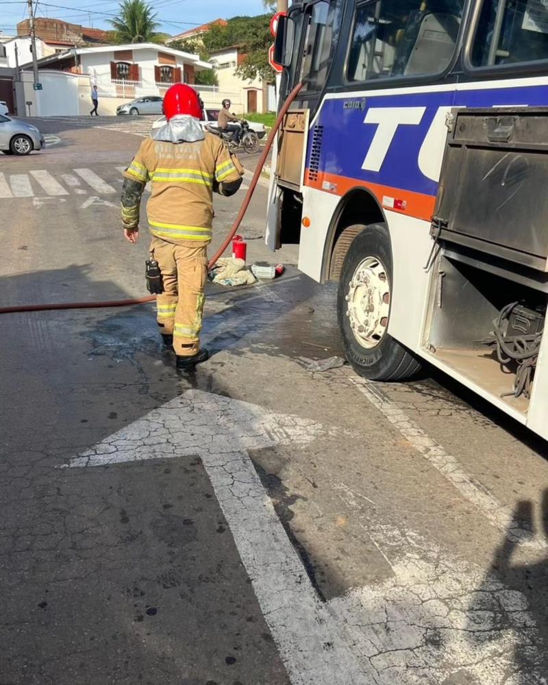 Incêndio atinge ônibus no centro de Guaxupé 