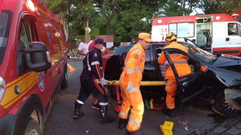 Colisão entre veículos deixa passageira ferida na Praça da Saudade, em Guaxupé 