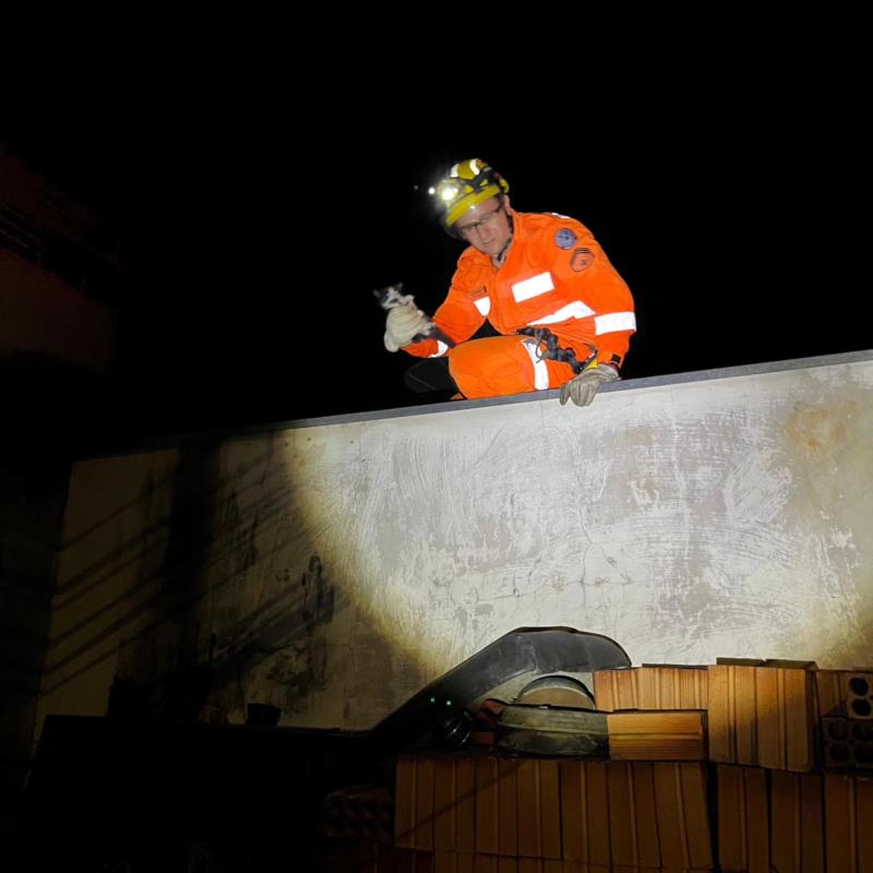 Filhote de gato é resgatado em telhado de residência em Guaxupé pelos Bombeiros 