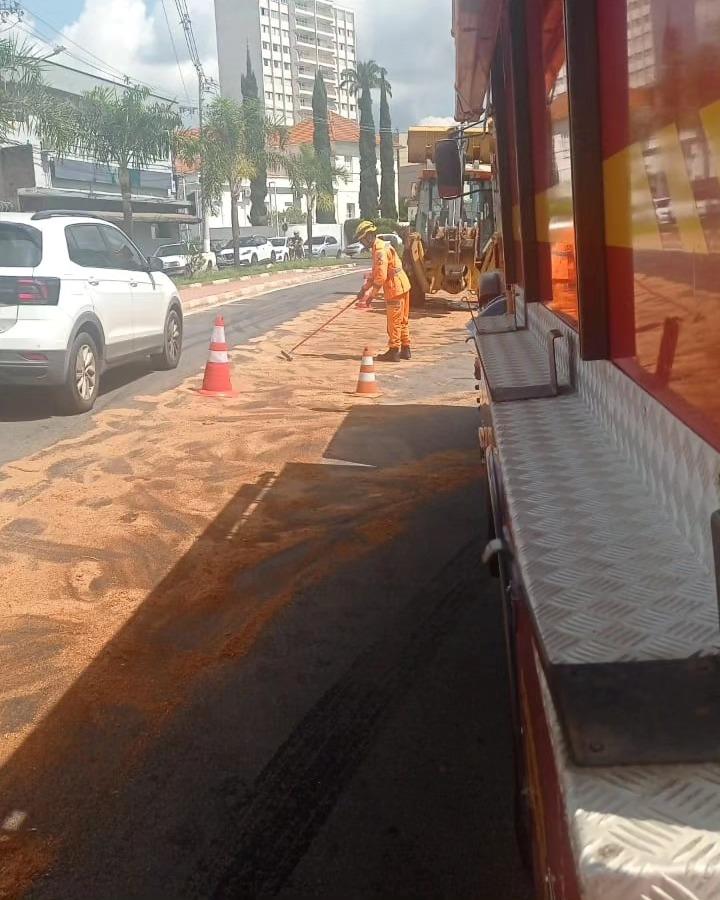 Bombeiros são acionados para atender acidente e eliminar perigo de derrapagem em Guaxupé