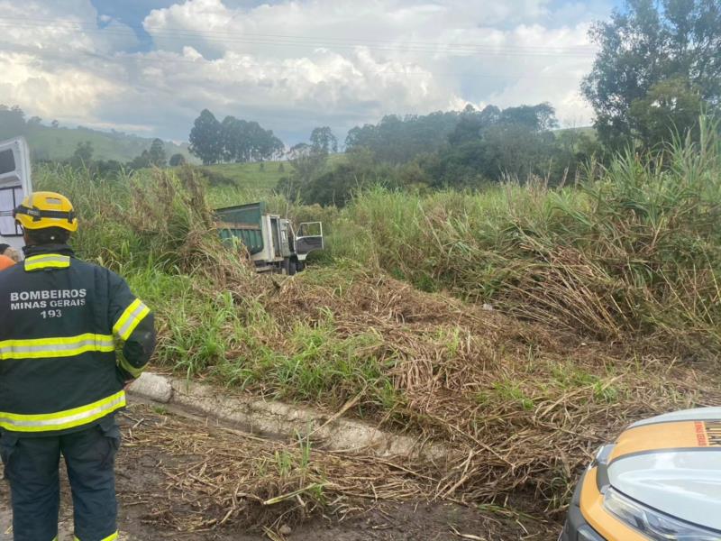 Bombeiros são acionados para atender acidente e eliminar perigo de derrapagem em Guaxupé