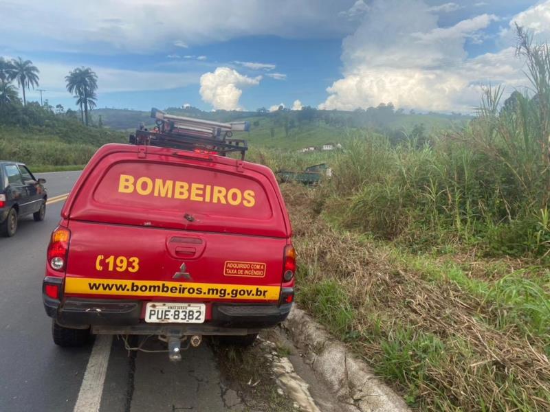 Bombeiros são acionados para atender acidente e eliminar perigo de derrapagem em Guaxupé