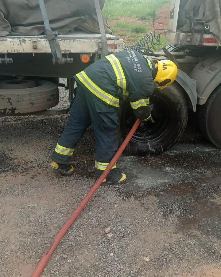 Bombeiros atendem princípio de incêndio em carreta na MGC-491