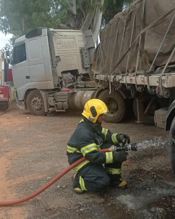 Bombeiros atendem princípio de incêndio em carreta na MGC-491