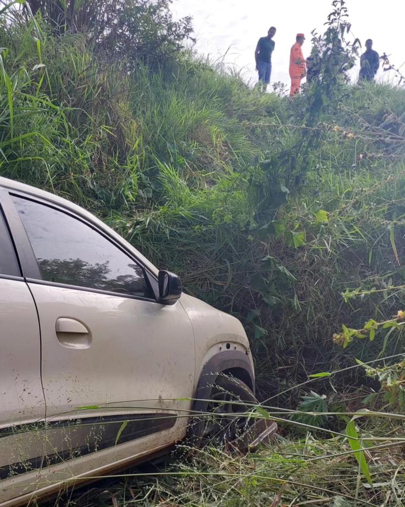 Condutor perde o controle do veículo e cai em barranco de aproximadamente 12 metros de altura na MGC-491, em Guaranésia 