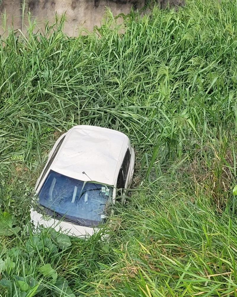 Condutor perde o controle do veículo e cai em barranco de aproximadamente 12 metros de altura na MGC-491, em Guaranésia 