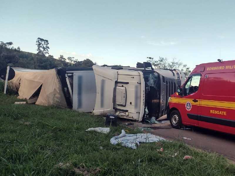 Tombamento de carreta na MG-050 deixa condutor de 42 anos ferido  