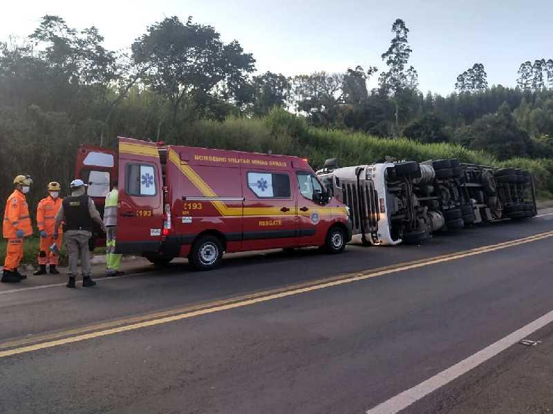 Tombamento de carreta na MG-050 deixa condutor de 42 anos ferido  