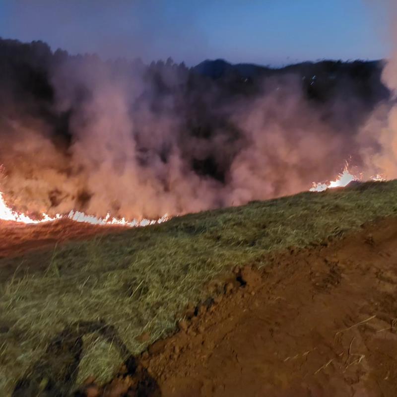 Vários focos de incêndio em lotes vagos foram combatidos pelos bombeiros na área urbana de Guaxupé 