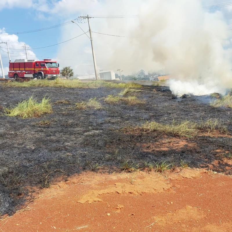 Vários focos de incêndio em lotes vagos foram combatidos pelos bombeiros na área urbana de Guaxupé 