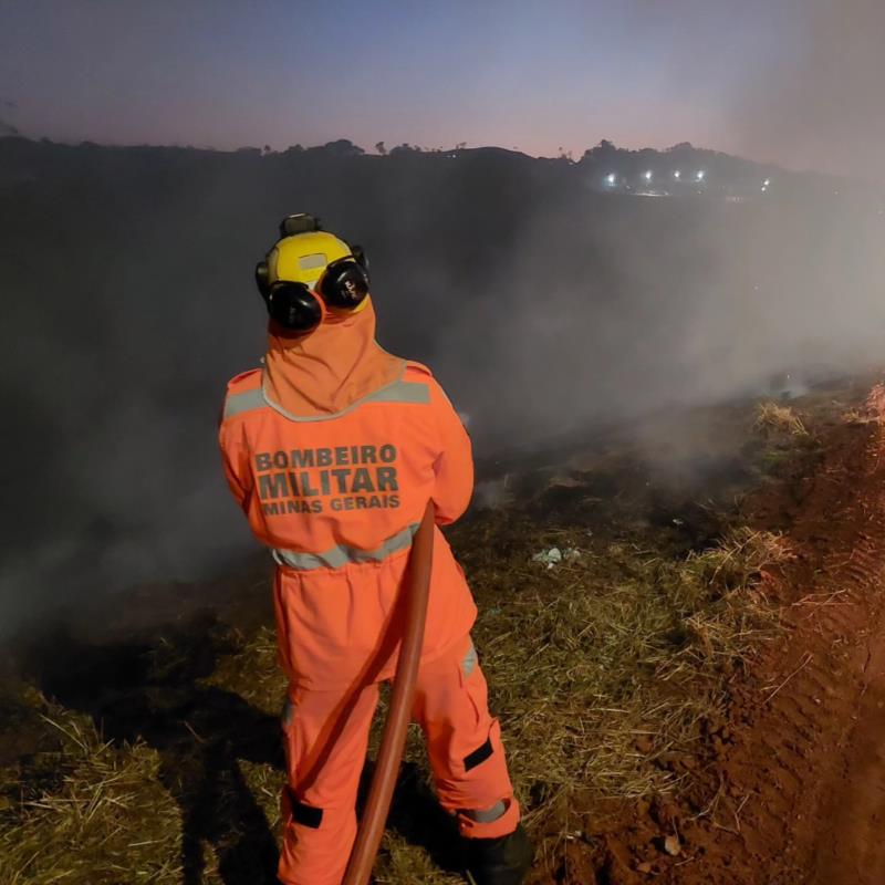 Vários focos de incêndio em lotes vagos foram combatidos pelos bombeiros na área urbana de Guaxupé 