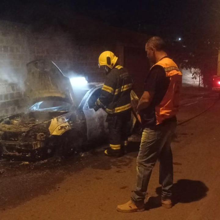 Bombeiros combatem incêndio em veículos no presídio Guaranésia-Guaxupé 