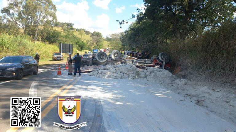 Caminhão tomba na MG-050, entre Itaú de Minas e São Sebastião do Paraíso, deixando motorista ferido 