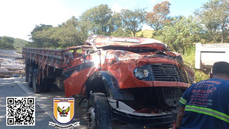 Caminhão tomba na MG-050, entre Itaú de Minas e São Sebastião do Paraíso, deixando motorista ferido 