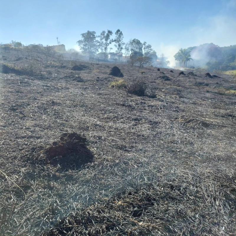 Bombeiros gastam mais de 10 mil litros de água para combater série de incêndios em vegetação em Muzambinho 