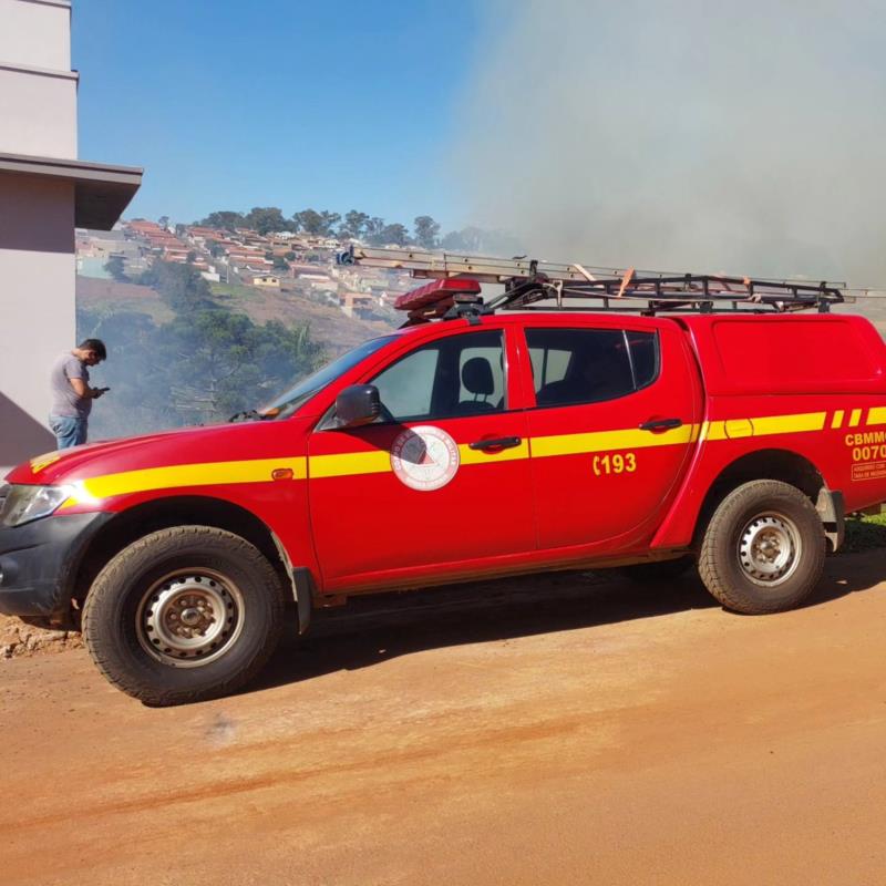 Bombeiros gastam mais de 10 mil litros de água para combater série de incêndios em vegetação em Muzambinho 