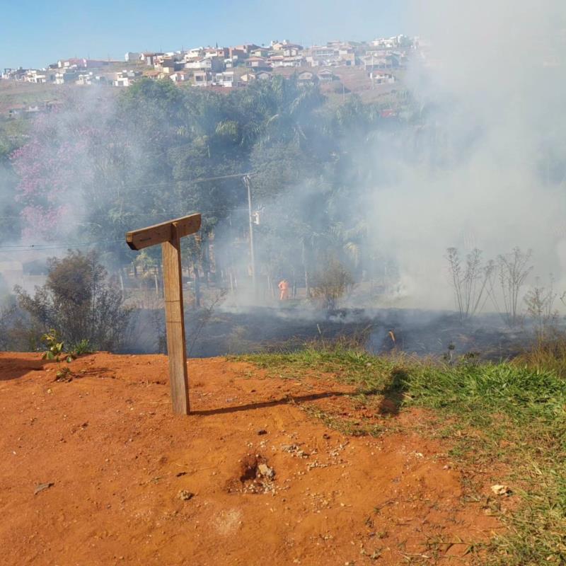 Bombeiros gastam mais de 10 mil litros de água para combater série de incêndios em vegetação em Muzambinho 