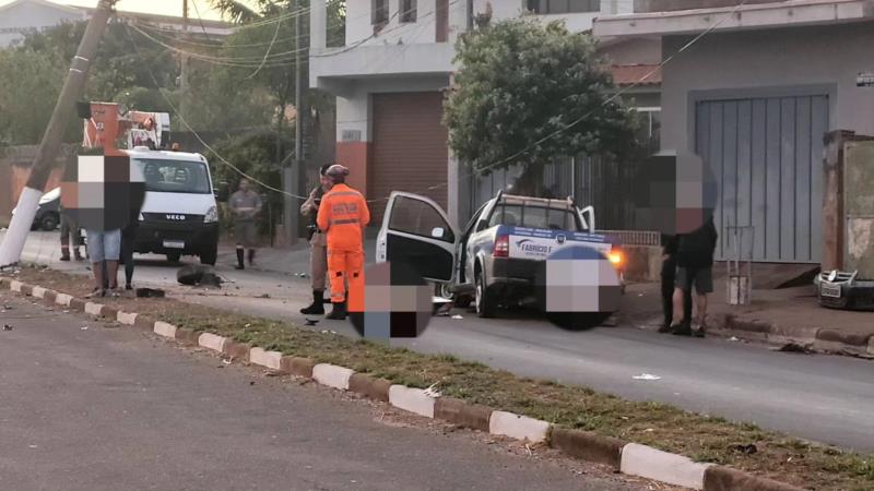 Em Guaxupé, veículo bate em poste no Parque dos Municípios e passageiro morre no local 