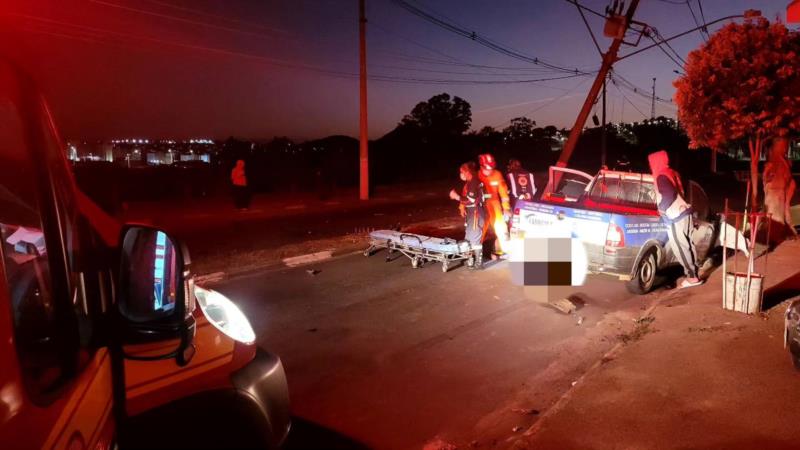 Em Guaxupé, veículo bate em poste no Parque dos Municípios e passageiro morre no local 