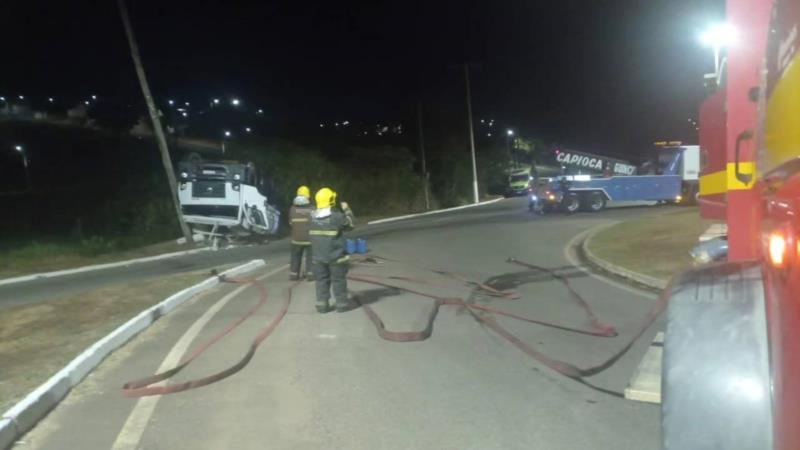 Caminhão que transportava combustíveis capota no anel viário de Guaxupé 