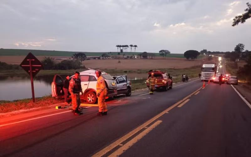 Casal morre e filho fica gravemente ferido em batida entre carros MGC-491