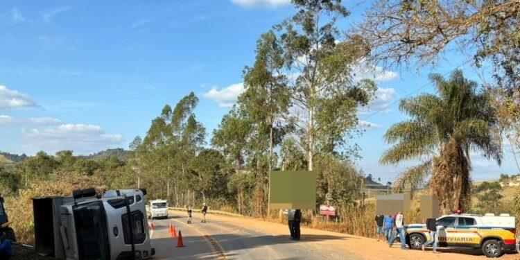 Caminhão carregado de café tomba em Campestre