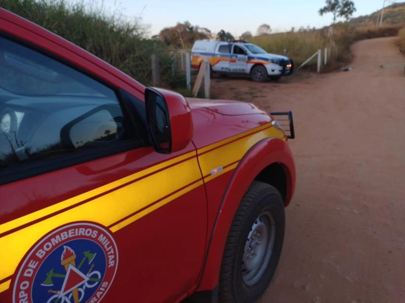 Veículo capota na zona rural de Guaxupé e deixa dois feridos em estado grave 