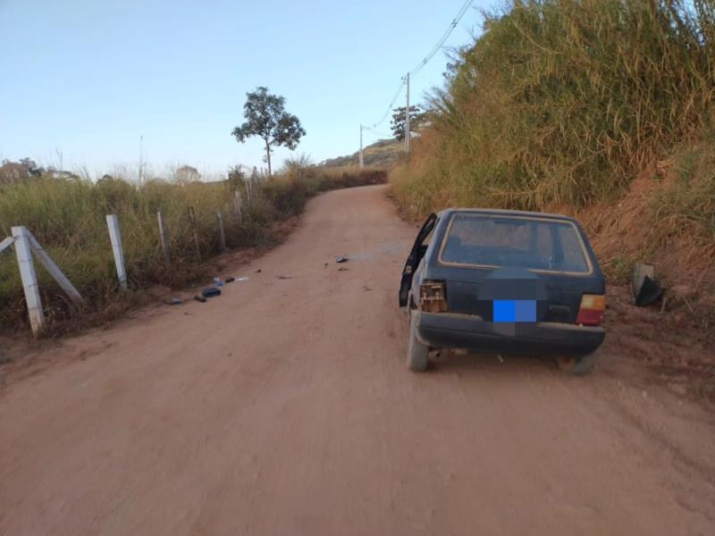 Veículo capota na zona rural de Guaxupé e deixa dois feridos em estado grave 