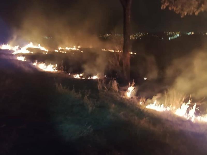 Bombeiros gastam mais de três horas para conter incêndio em vegetação em Guaxupé