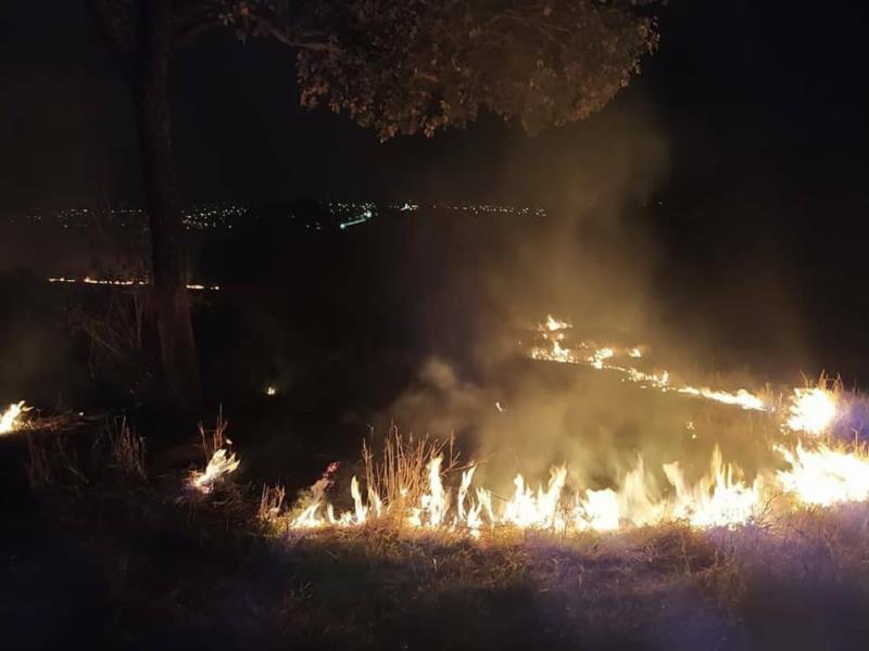 Bombeiros gastam mais de três horas para conter incêndio em vegetação em Guaxupé