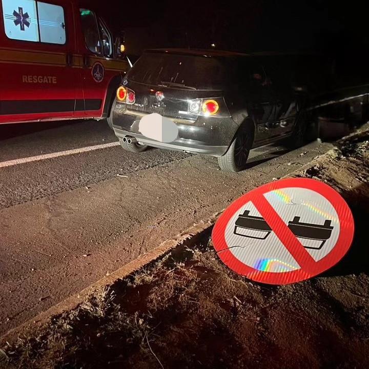 Em Guaranésia, motociclista e passageira sofrem escoriações ao colidirem em placa 