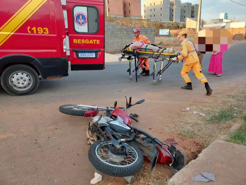 Idosa fica gravemente ferida em colisão entre carro e motocicleta em Guaxupé 