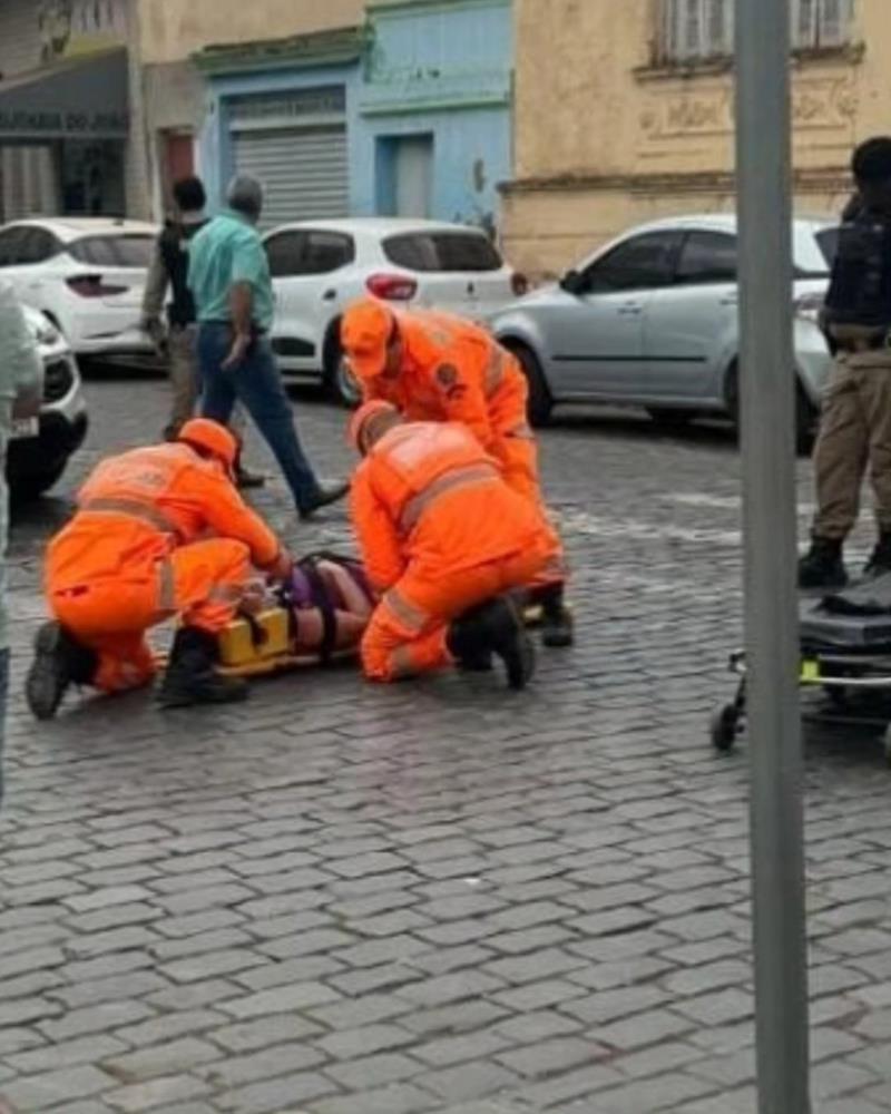 Mulher é atropelada no centro de Guaxupé, porém motorista foge sem prestar socorro 