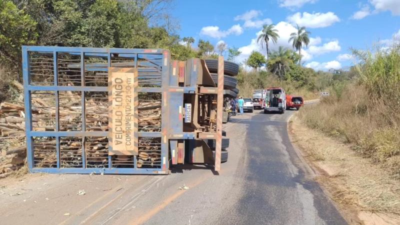 Carreta bitrem carregada com madeira tomba na MG-446, entre Nova Resende e Muzambinho 