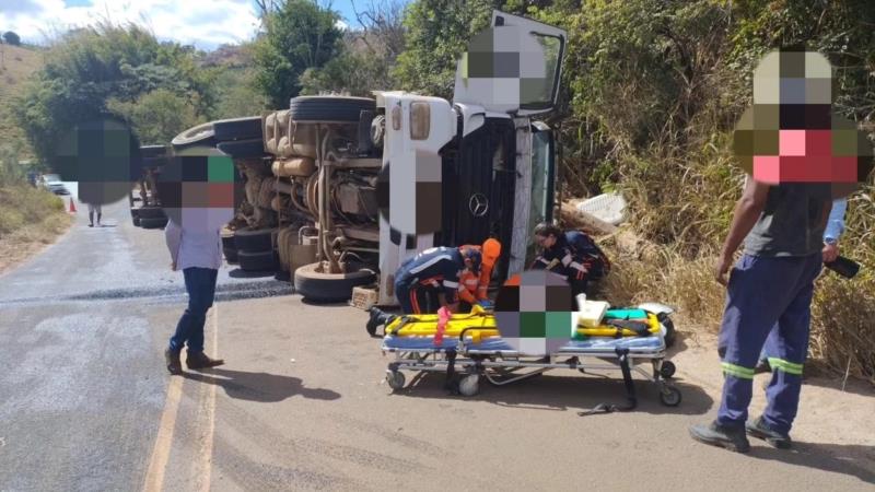 Carreta bitrem carregada com madeira tomba na MG-446, entre Nova Resende e Muzambinho 