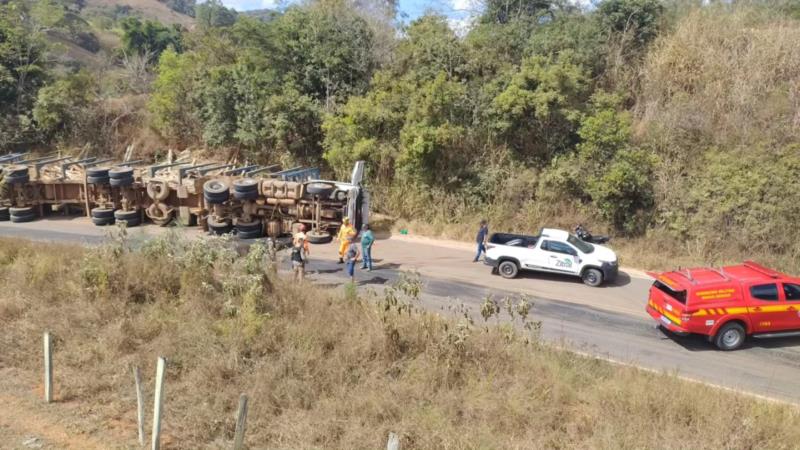 Carreta bitrem carregada com madeira tomba na MG-446, entre Nova Resende e Muzambinho 