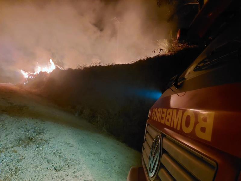 Bombeiros combatem incêndio de grandes proporções na Fazenda Santa Helena, em Guaxupé 