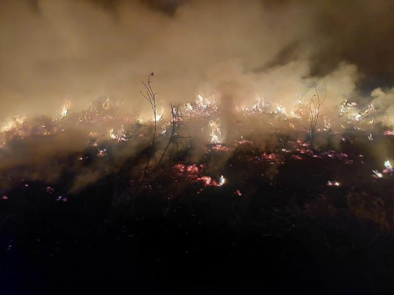 Bombeiros combatem incêndio de grandes proporções na Fazenda Santa Helena, em Guaxupé 