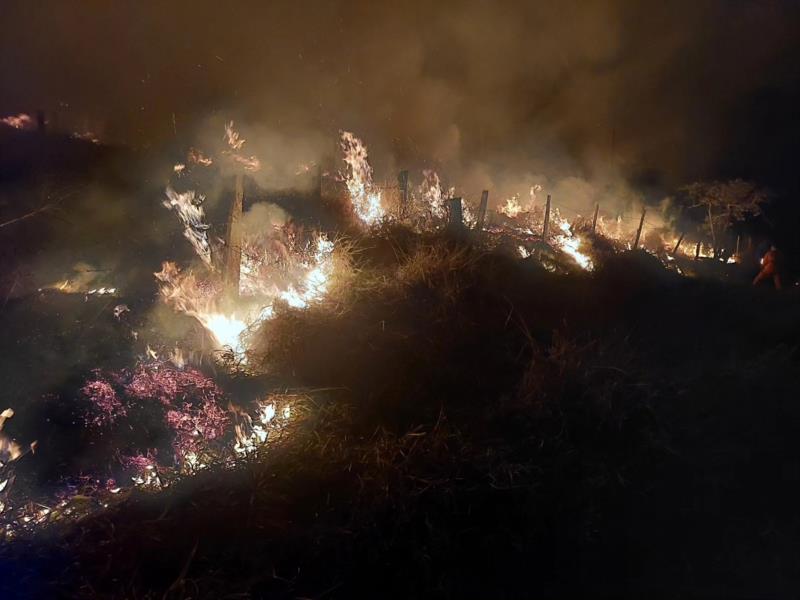 Bombeiros combatem incêndio de grandes proporções na Fazenda Santa Helena, em Guaxupé 