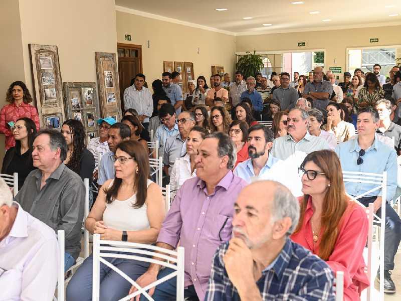 Bispo Dom Lanza participa da inauguração de hotel em Paraíso 