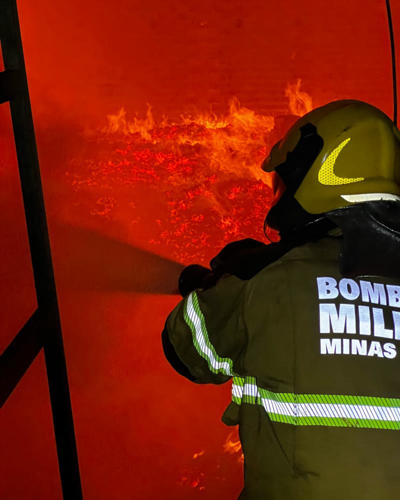 Bombeiros combatem incêndio em curtume de Guaxupé 